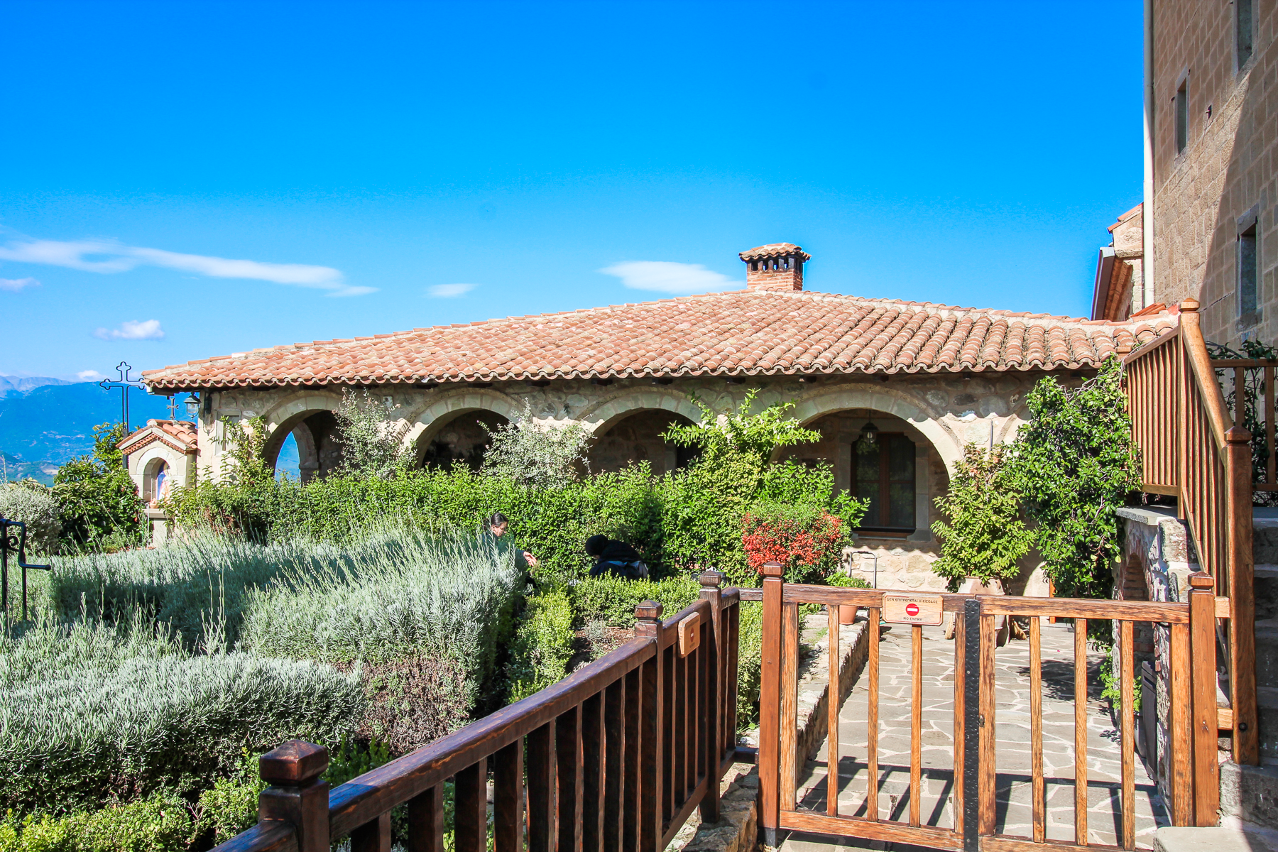 Nonneklostret Agios Stéfanos i Meteora, St. Stefanos-klosteret i Grækenland, ortodokst nonnekloster i Meteora-regionen, seværdighed i Grækenland, Meteora klostre, historisk kloster med panoramaudsigt, UNESCO verdensarv i Grækenland, Meteora Grækenland oplevelser, kloster på bjergtop, let tilgængeligt Meteora kloster, smukke steder i Grækenland, kirke og museum i Meteora, klostre i Grækenlands bjerge, klosterrejse i Meteora.