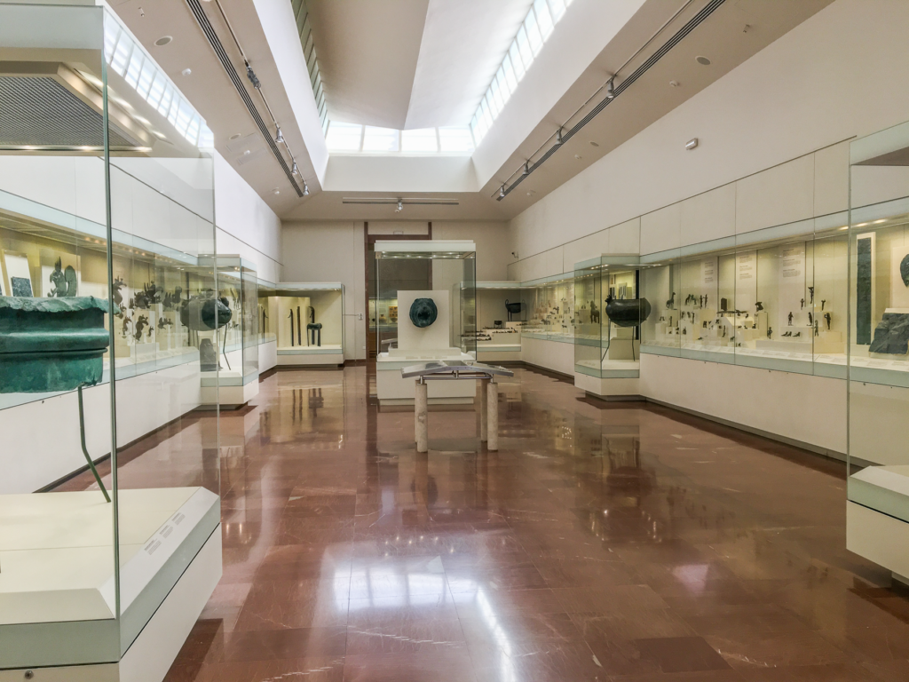 Olympia helligdommen i Grækenland, antikkens religiøse og sportslige centrum, fødestedet for de olympiske lege, historisk område i Peloponnes, templer dedikeret til Zeus og Hera, arkæologiske ruiner og antikke stadioner, oplevelser i klassisk græsk kultur og arkitektur, must-see i Grækenland, spirituelt og kulturelt centrum i oldtiden. Olympia museum, arkæologisk museum i Olympia, en af Grækenlands vigtigste samlinger fra oldtiden, statuer, relieffer og genstande fra den olympiske helligdom, Zeus-statuens rester og værksted, skatte fra templer og sport, lærerigt museum for historieelskere, seværdighed i Peloponnes, kulturarv fra antikkens Grækenland, Olympia helligdommen i Grækenland, antikkens religiøse og sportslige centrum, fødestedet for de olympiske lege, historisk område i Peloponnes, templer dedikeret til Zeus og Hera, arkæologiske ruiner og antikke stadioner, oplevelser i klassisk græsk kultur og arkitektur, must-see i Grækenland, spirituelt og kulturelt centrum i oldtiden