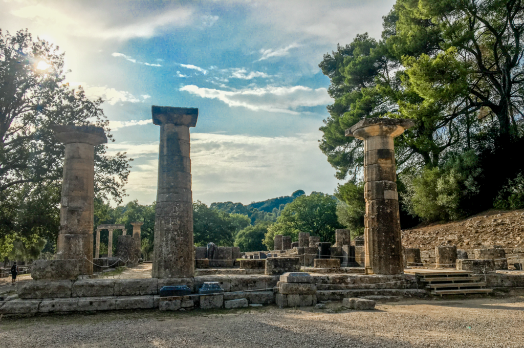 Hera-templet i Olympia, antikkens Grækenland, ældste tempel i det olympiske område, dedikeret til gudinden Hera, dorisk arkitektur fra det 7. århundrede f.Kr., historisk seværdighed i Olympia, sted for den olympiske ilds tænding, vigtig del af oldtidens religiøse liv, ruiner i Peloponnes, klassisk græsk tempelbyggeri, kulturarv og arkæologi i Grækenland, 