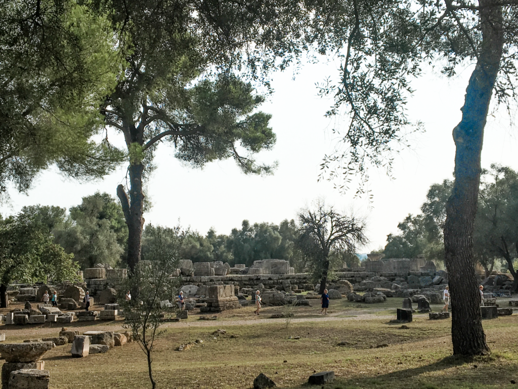 Zeus status, Zeus olympia, Zeus tempel, Olympia, Olympia Grækenland, Grækenland rejser, Zeus-templet i Olympia, antikkens Grækenland, historisk tempel dedikeret til Zeus, klassisk græsk arkitektur, seværdighed i Olympia, hjemsted for en af verdens syv vidundere – Zeus-statuen af Fidias, religiøst centrum i oldtiden, olympiske lege og gudedyrkelse, ruiner i det arkæologiske område i Peloponnes, kulturarv fra oldtidens Grækenland, must-see for historieinteresserede, oplevelser i det klassiske Grækenland