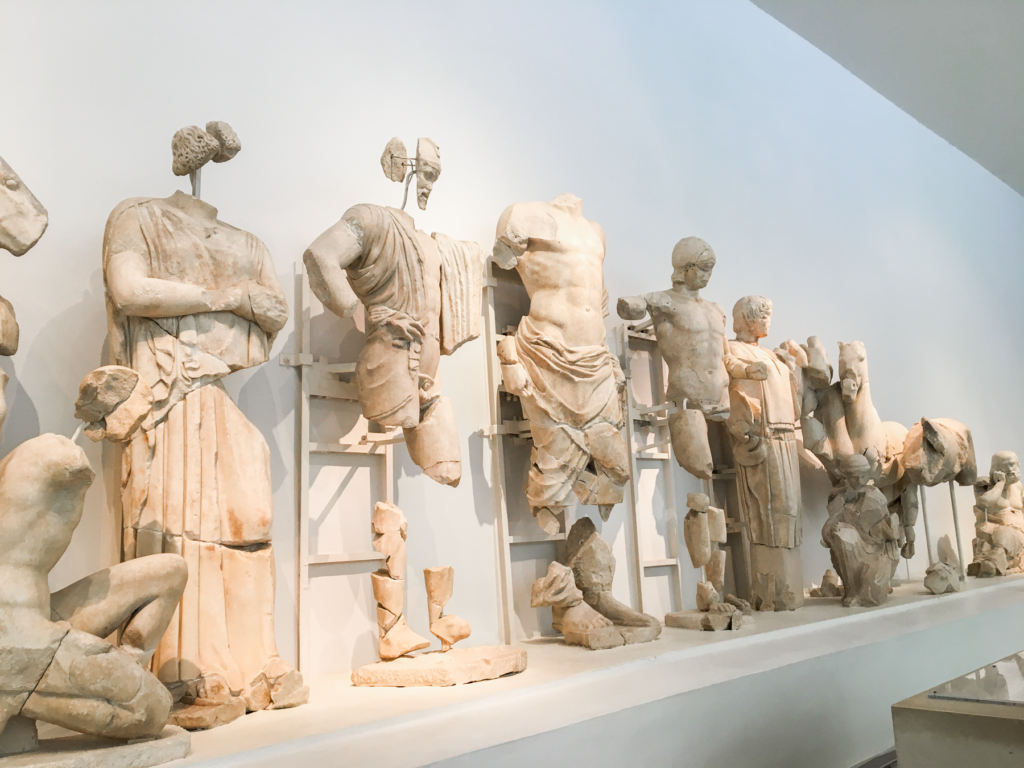 Olympia helligdommen i Grækenland, antikkens religiøse og sportslige centrum, fødestedet for de olympiske lege, historisk område i Peloponnes, templer dedikeret til Zeus og Hera, arkæologiske ruiner og antikke stadioner, oplevelser i klassisk græsk kultur og arkitektur, must-see i Grækenland, spirituelt og kulturelt centrum i oldtiden. Olympia museum, arkæologisk museum i Olympia, en af Grækenlands vigtigste samlinger fra oldtiden, statuer, relieffer og genstande fra den olympiske helligdom, Zeus-statuens rester og værksted, skatte fra templer og sport, lærerigt museum for historieelskere, seværdighed i Peloponnes, kulturarv fra antikkens Grækenland, Olympia helligdommen i Grækenland, antikkens religiøse og sportslige centrum, fødestedet for de olympiske lege, historisk område i Peloponnes, templer dedikeret til Zeus og Hera, arkæologiske ruiner og antikke stadioner, oplevelser i klassisk græsk kultur og arkitektur, must-see i Grækenland, spirituelt og kulturelt centrum i oldtiden