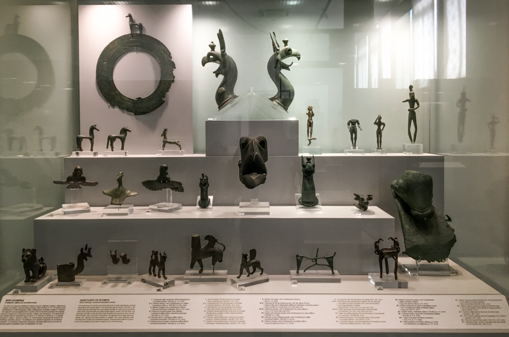 Olympia helligdommen i Grækenland, antikkens religiøse og sportslige centrum, fødestedet for de olympiske lege, historisk område i Peloponnes, templer dedikeret til Zeus og Hera, arkæologiske ruiner og antikke stadioner, oplevelser i klassisk græsk kultur og arkitektur, must-see i Grækenland, spirituelt og kulturelt centrum i oldtiden. Olympia museum, arkæologisk museum i Olympia, en af Grækenlands vigtigste samlinger fra oldtiden, statuer, relieffer og genstande fra den olympiske helligdom, Zeus-statuens rester og værksted, skatte fra templer og sport, lærerigt museum for historieelskere, seværdighed i Peloponnes, kulturarv fra antikkens Grækenland, Olympia helligdommen i Grækenland, antikkens religiøse og sportslige centrum, fødestedet for de olympiske lege, historisk område i Peloponnes, templer dedikeret til Zeus og Hera, arkæologiske ruiner og antikke stadioner, oplevelser i klassisk græsk kultur og arkitektur, must-see i Grækenland, spirituelt og kulturelt centrum i oldtiden