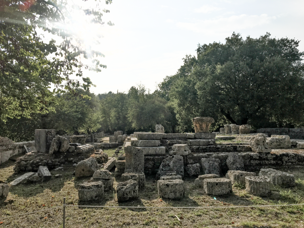 Olympia helligdommen i Grækenland, antikkens religiøse og sportslige centrum, fødestedet for de olympiske lege, historisk område i Peloponnes, templer dedikeret til Zeus og Hera, arkæologiske ruiner og antikke stadioner, oplevelser i klassisk græsk kultur og arkitektur, must-see i Grækenland, spirituelt og kulturelt centrum i oldtiden. Olympia museum, arkæologisk museum i Olympia, en af Grækenlands vigtigste samlinger fra oldtiden, statuer, relieffer og genstande fra den olympiske helligdom, Zeus-statuens rester og værksted, skatte fra templer og sport, lærerigt museum for historieelskere, seværdighed i Peloponnes, kulturarv fra antikkens Grækenland, Olympia helligdommen i Grækenland, antikkens religiøse og sportslige centrum, fødestedet for de olympiske lege, historisk område i Peloponnes, templer dedikeret til Zeus og Hera, arkæologiske ruiner og antikke stadioner, oplevelser i klassisk græsk kultur og arkitektur, must-see i Grækenland, spirituelt og kulturelt centrum i oldtiden
