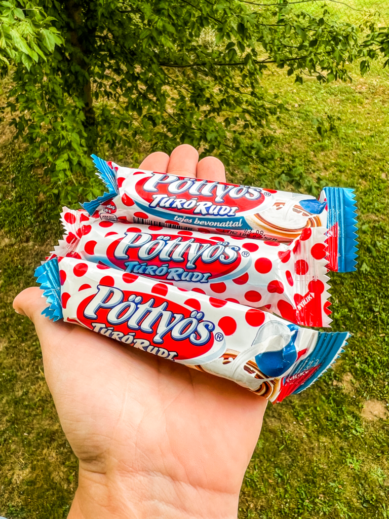 Ungarsk mad, snack du skal smage i Ungarn, Pöttyös Túró Rudi, ungarsk oste-chokoladebar, klassisk sød snack med vaniljeagtig ostemasse og chokoladeovertræk, ikonisk del af ungarsk madkultur, populær blandt både børn og voksne, madguide til Ungarn, unikt ungarsk slik