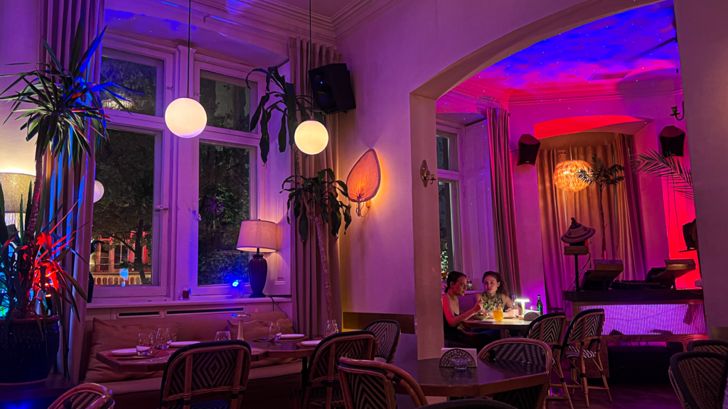 Restaurant- og madkultur i Jerevan, oplevelser for madelskere i Armeniens hovedstad, traditionelt armensk køkken og moderne gastronomi, populære restauranter i Jerevan, armenske specialiteter som khorovats, dolma og lavash, Sherep, Lavash og Tavern Yerevan som topsteder, hyggelige caféer og vinbarer, lokal vin og brandy i verdensklasse, fusion mellem Mellemøsten, Kaukasus og Europa på tallerkenen, madoplevelser med udsigt over Ararat, street food og markeder i Jerevan, farm-to-table tendenser og kreative køkkener, varm gæstfrihed og smagfulde måltider i hjertet af Armenien.