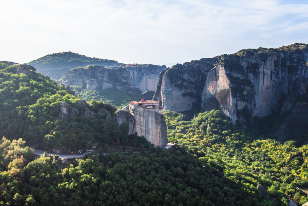 Roussanou-klostret i Meteora, St. Barbara-klosteret i Grækenland, ortodokst nonnekloster i Meteora-regionen, seværdighed i Grækenland, historisk kloster i Meteora, UNESCO Grækenland, must-see Meteora klostre, Meteora, Grækenland seværdigheder, oplevelser i Grækenland, klostre i Grækenland, Meteora klostra, smukkeste steder i Grækenland, Klosterne i Meteora, klostre på bjerge, religiøse seværdigheder i Grækenland, klosterrejser i Grækenland, Meteora udsigtspunkter, mest fotogene steder i Grækenland, kloster med udsigt, græske klostre og natur.

