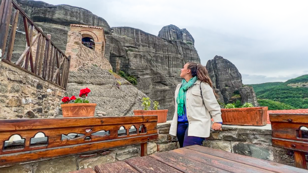 Agios Nikolaos-klosteret i Meteora, Sankt Nikolaos-klosteret i Grækenland, ortodokst munkekloster i Meteora, kloster på klippetop, Meteora klostre, UNESCO verdensarv i Grækenland, historisk kloster med fresker, seværdighed i det centrale Grækenland, oplevelser i Meteora, bjergklostre i Grækenland, Agios Nikolaos Anapafsas, smukke steder i Meteora, græsk kultur og klosterliv, Meteora klosterrundtur, rejseblog
