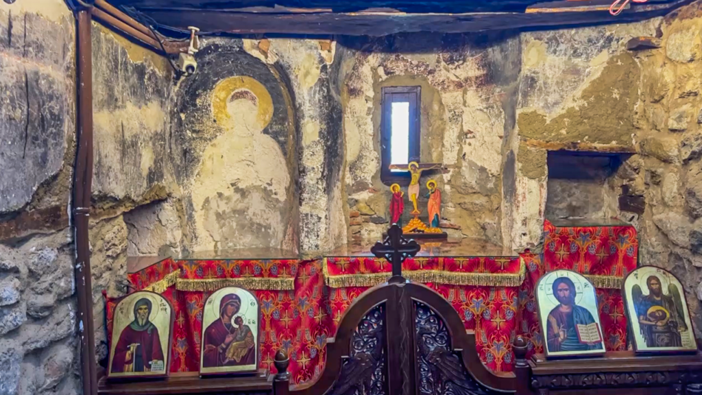 Agios Nikolaos-klosteret i Meteora, Sankt Nikolaos-klosteret i Grækenland, ortodokst munkekloster i Meteora, kloster på klippetop, Meteora klostre, UNESCO verdensarv i Grækenland, historisk kloster med fresker, seværdighed i det centrale Grækenland, oplevelser i Meteora, bjergklostre i Grækenland, Agios Nikolaos Anapafsas, smukke steder i Meteora, græsk kultur og klosterliv, Meteora klosterrundtur, kloster kirke, 