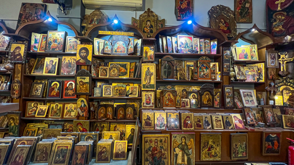 Agios Nikolaos-klosteret i Meteora, Sankt Nikolaos-klosteret i Grækenland, ortodokst munkekloster i Meteora, kloster på klippetop, Meteora klostre, UNESCO verdensarv i Grækenland, historisk kloster med fresker, seværdighed i det centrale Grækenland, oplevelser i Meteora, bjergklostre i Grækenland, Agios Nikolaos Anapafsas, smukke steder i Meteora, græsk kultur og klosterliv, Meteora klosterrundtur.