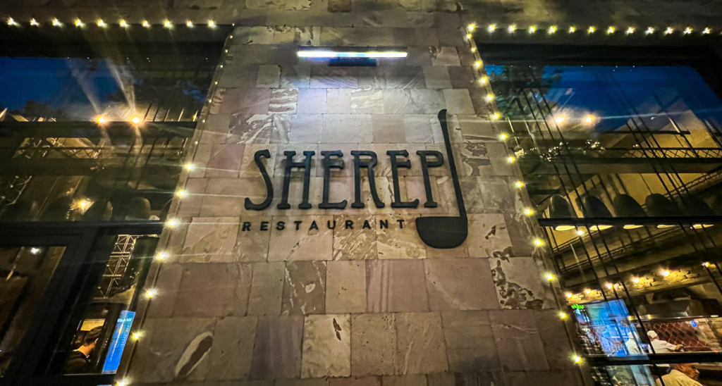 Sherep Restaurant i Jerevan, Armeniens bedste restaurant, gourmetoplevelser i hjertet af Jerevan, moderne armensk køkken, tradition og innovation på tallerkenen, populære spisesteder i Armenien, luksuriøs madoplevelse i Jerevan, Sherep Kitchen med åbent køkkenkoncept, armenske specialiteter i høj kvalitet, must-try restaurant i Jerevan, rejseoplevelser for madelskere, kulinarisk topniveau i Armenien, seværdigheder for foodies i Jerevan, armensk madkultur med internationalt præg, hyggelig stemning og professionel service.