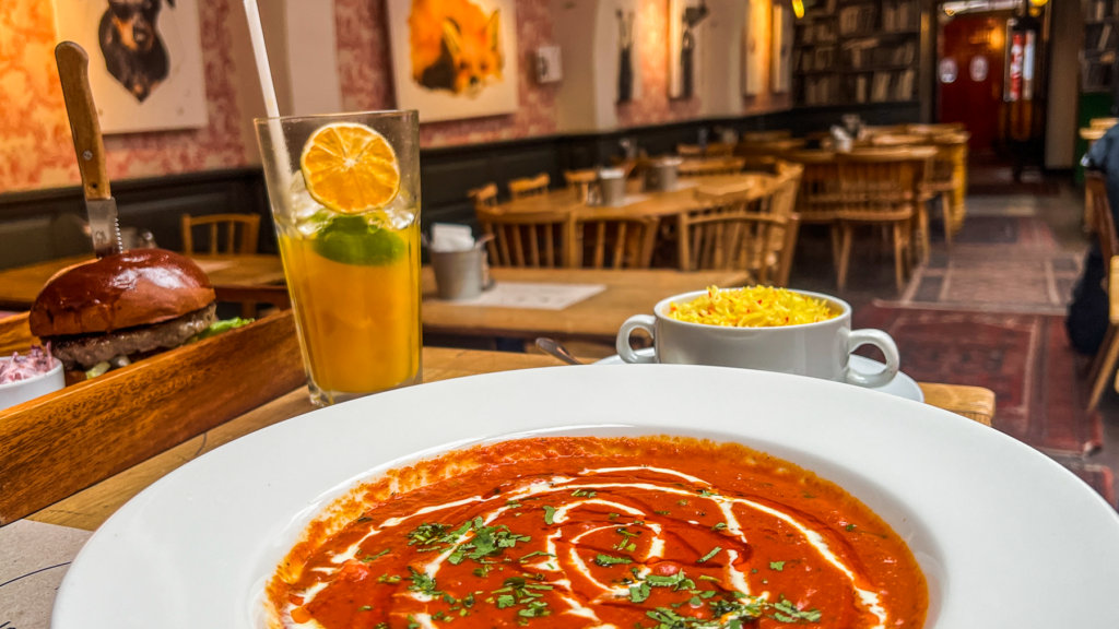 Ungarsk mad, mad du skal smage i Ungarn, ungarsk mad goulash, gullashsuppe fra Ungarn, nationalret i Ungarn, krydret suppe med oksekød og paprika, traditionel ret fra det ungarske køkken, autentisk ungarsk gulyásleves, madkultur i Ungarn, madguide til Ungarn.