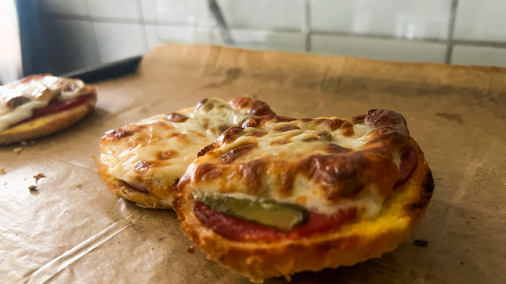 Ungarsk mad, mad du skal smage i Ungarn, ungarsk mad Melegszendvics, åbne varme sandwiches fra Ungarn, gratinerede sandwiches med ost og skinke, klassisk ungarsk hverdagsmad, retro snack fra Ungarn, populære sandwiches med fyld, madguide til Ungarn.