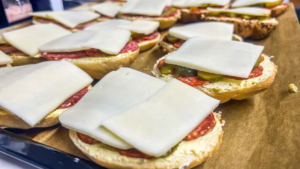 Ungarsk mad, mad du skal smage i Ungarn, ungarsk mad Melegszendvics, åbne varme sandwiches fra Ungarn, gratinerede sandwiches med ost og skinke, klassisk ungarsk hverdagsmad, retro snack fra Ungarn, populære sandwiches med fyld, madguide til Ungarn.