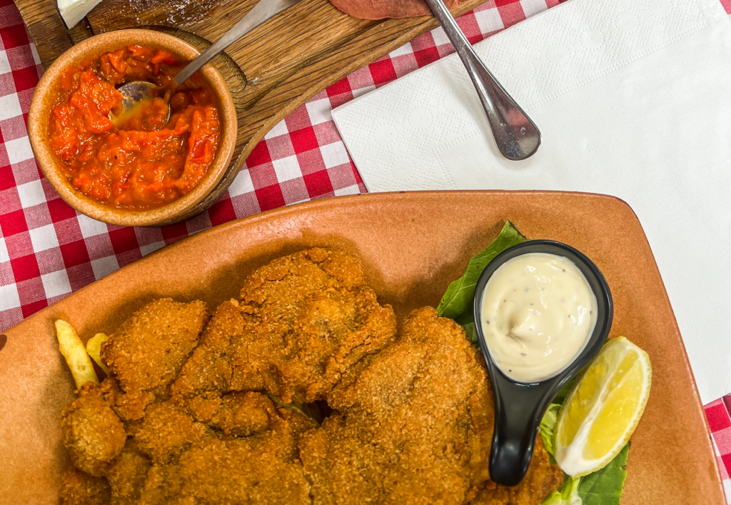 Ungarsk mad, mad du skal smage i Ungarn, ungarsk mad Schnitzel Rántott hús, schnitzel fra Ungarn, paneret kødret fra det ungarske køkken, traditionel ungarsk comfort food, Rántott hús med kartofler, klassisk ungarsk aftensmad, madguide til Ungarn, ungarske retter du ikke må gå glip af.