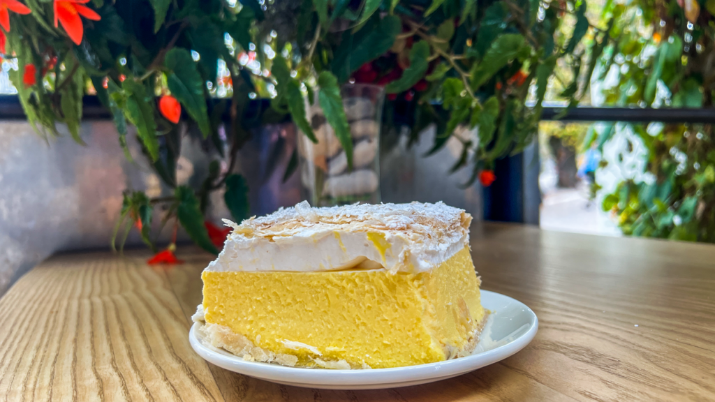 Ungarsk mad, dessert du skal smage i Ungarn, ungarsk dessert Krémes, flødekage fra Ungarn, klassisk ungarsk lagkage med vaniljecreme, søde specialiteter i Ungarn, traditionel kage med sprød butterdej og cremet fyld, konditorkunst i det ungarske køkken, madguide til Ungarn