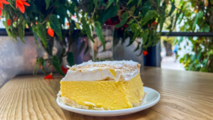 Ungarsk mad, dessert du skal smage i Ungarn, ungarsk dessert Krémes, flødekage fra Ungarn, klassisk ungarsk lagkage med vaniljecreme, søde specialiteter i Ungarn, traditionel kage med sprød butterdej og cremet fyld, konditorkunst i det ungarske køkken, madguide til Ungarn
