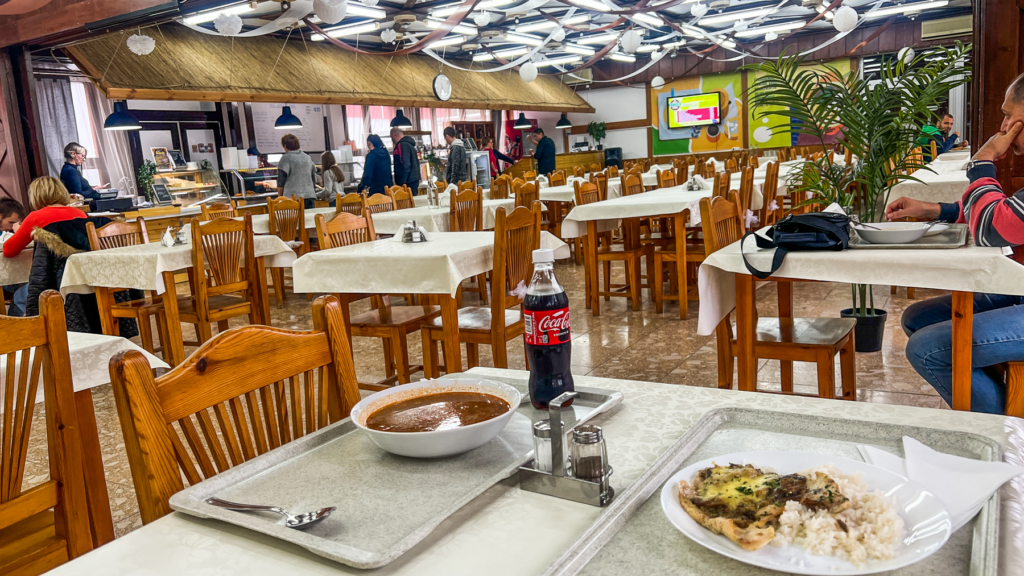 Ungarsk madguide, mad du skal smage i Ungarn, klassiske ungarske retter, nationalretter fra Ungarn, street food og hjemmelavede specialiteter, ungarsk comfort food, krydret mad med paprika og kød, supper, gryderetter og søde desserter, madkultur i Centraleuropa, traditionel og moderne ungarsk mad.