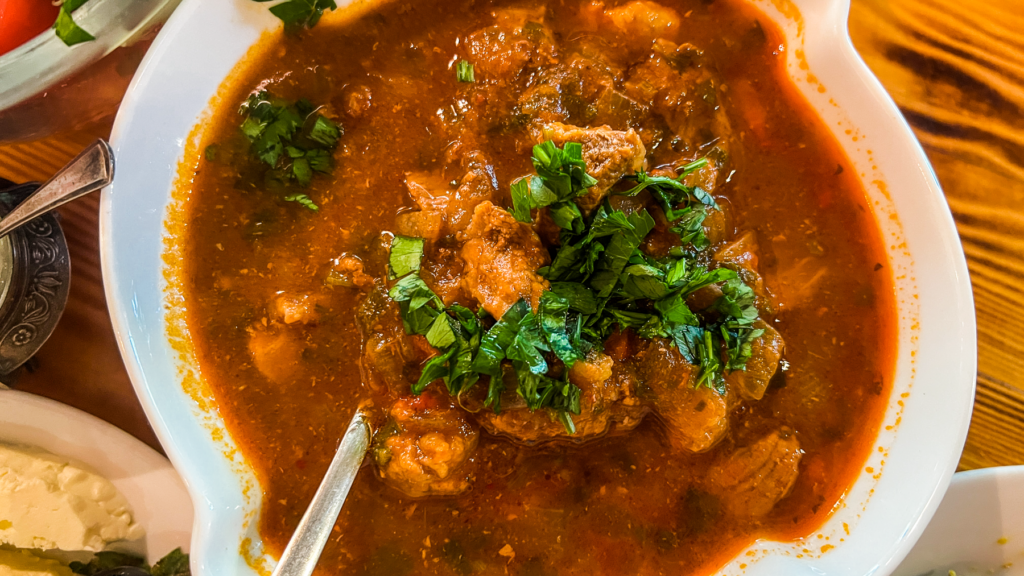 Ungarsk mad, mad du skal smage i Ungarn, ungarsk mad gullash, traditionel gullashsuppe, nationalret i Ungarn, krydret gryderet med kød og paprika, autentisk ungarsk comfort food, gullash med kartofler og grøntsager, klassisk ret fra det ungarske køkken, madguide til Ungarn.