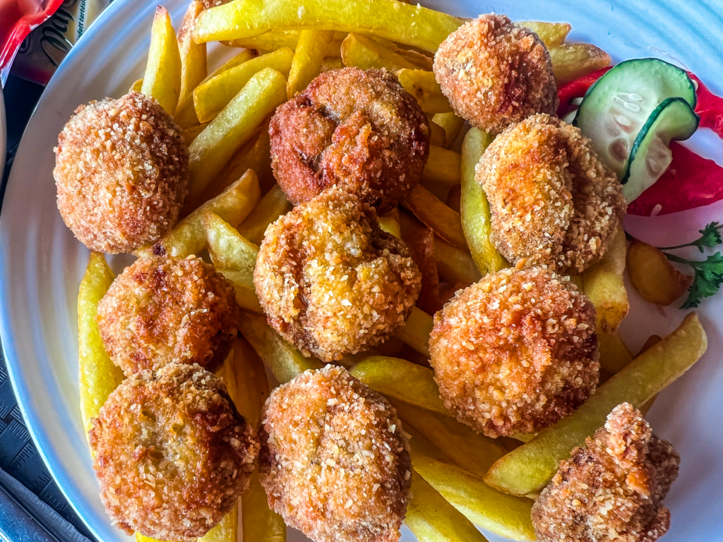 Ungarsk mad, mad du skal smage i Ungarn, ungarsk mad rántott gomba, panerede og friterede svampe fra Ungarn, klassisk ungarsk vegetarret, sprøde svampe som tilbehør eller hovedret, traditionel comfort food, ungarsk køkken uden kød, madguide til Ungarn.