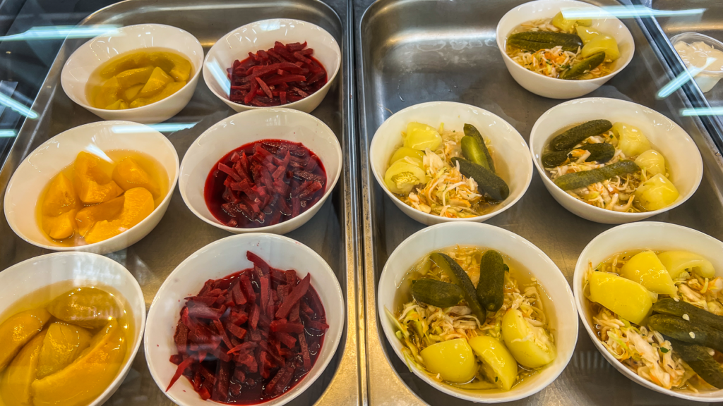 Ungarsk mad, mad du skal smage i Ungarn, ungarsk mad savanyúság, syltede grøntsager fra Ungarn, traditionelle tilbehør i det ungarske køkken, surt tilbehør til kødretter, savanyúság i glas, madkultur i Ungarn, klassisk ungarsk smag, madguide til Ungarn.