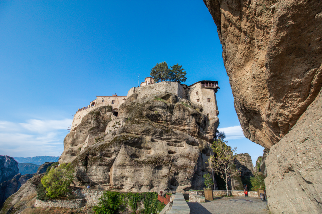 Varlaam-klostret i Meteora, historisk kloster i Grækenland, ortodokst munkekloster på klippetop, Meteora klostre, seværdighed i Grækenland, UNESCO verdensarv Meteora, udsigtspunkter i Meteora, oplevelser i det centrale Grækenland, klostre i bjergene, kultur og historie i Meteora, Varlaam Meteora kloster, religiøs arkitektur i Grækenland, smukkeste steder i Meteora, must-see klostre i Grækenland.