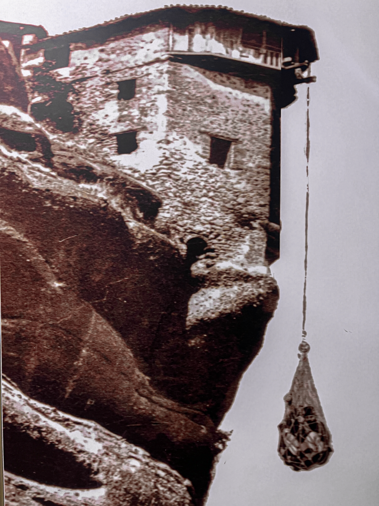 Varlaam-klostret i Meteora, historisk kloster i Grækenland, ortodokst munkekloster på klippetop, Meteora klostre, seværdighed i Grækenland, UNESCO verdensarv Meteora, udsigtspunkter i Meteora, oplevelser i det centrale Grækenland, klostre i bjergene, kultur og historie i Meteora, Varlaam Meteora kloster, religiøs arkitektur i Grækenland, smukkeste steder i Meteora, must-see klostre i Grækenland.