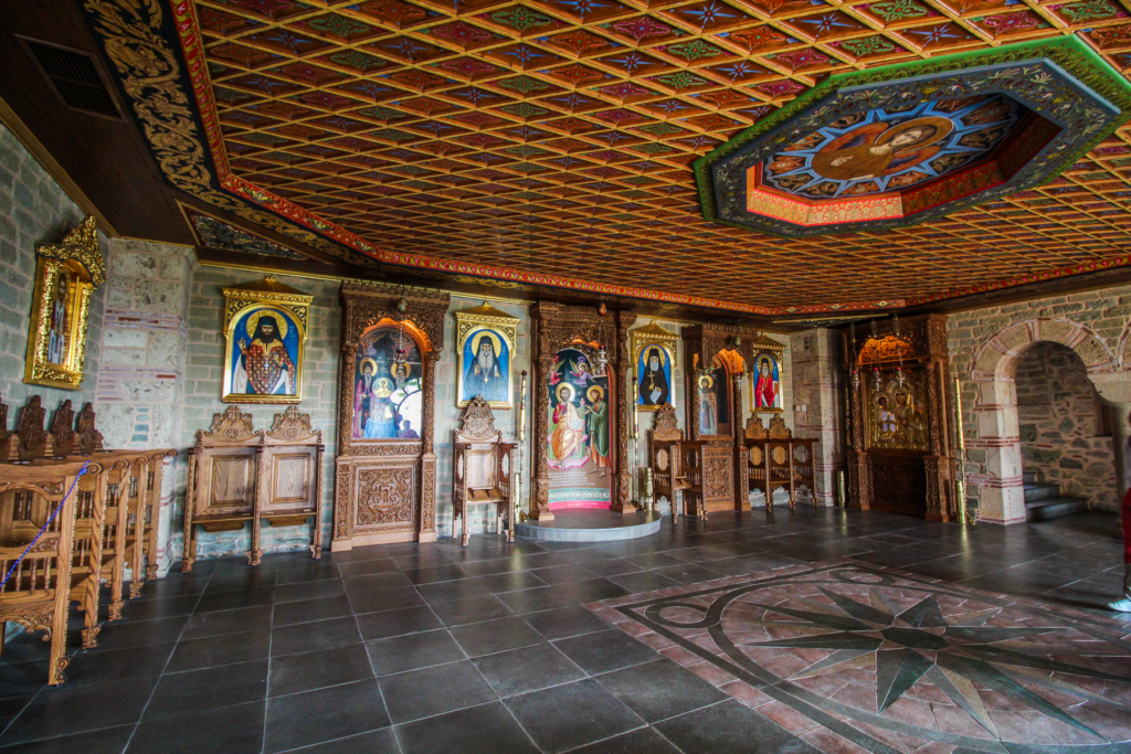 Varlaam-klostret i Meteora, historisk kloster i Grækenland, ortodokst munkekloster på klippetop, Meteora klostre, seværdighed i Grækenland, UNESCO verdensarv Meteora, udsigtspunkter i Meteora, oplevelser i det centrale Grækenland, klostre i bjergene, kultur og historie i Meteora, Varlaam Meteora kloster, religiøs arkitektur i Grækenland, smukkeste steder i Meteora, must-see klostre i Grækenland.