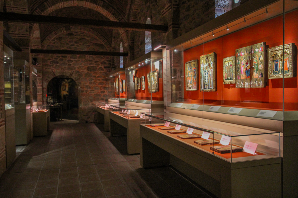 Varlaam-klostret i Meteora, historisk kloster i Grækenland, ortodokst munkekloster på klippetop, Meteora klostre, seværdighed i Grækenland, UNESCO verdensarv Meteora, udsigtspunkter i Meteora, oplevelser i det centrale Grækenland, klostre i bjergene, kultur og historie i Meteora, Varlaam Meteora kloster, religiøs arkitektur i Grækenland, smukkeste steder i Meteora, must-see klostre i Grækenland.