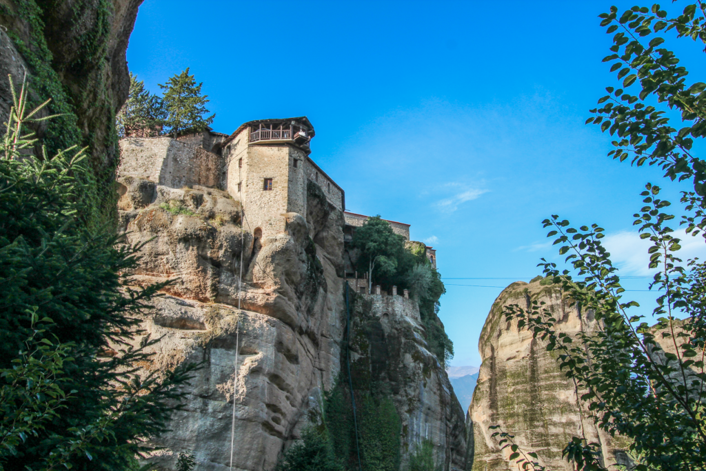 Varlaam-klostret i Meteora, historisk kloster i Grækenland, ortodokst munkekloster på klippetop, Meteora klostre, seværdighed i Grækenland, UNESCO verdensarv Meteora, udsigtspunkter i Meteora, oplevelser i det centrale Grækenland, klostre i bjergene, kultur og historie i Meteora, Varlaam Meteora kloster, religiøs arkitektur i Grækenland, smukkeste steder i Meteora, must-see klostre i Grækenland.