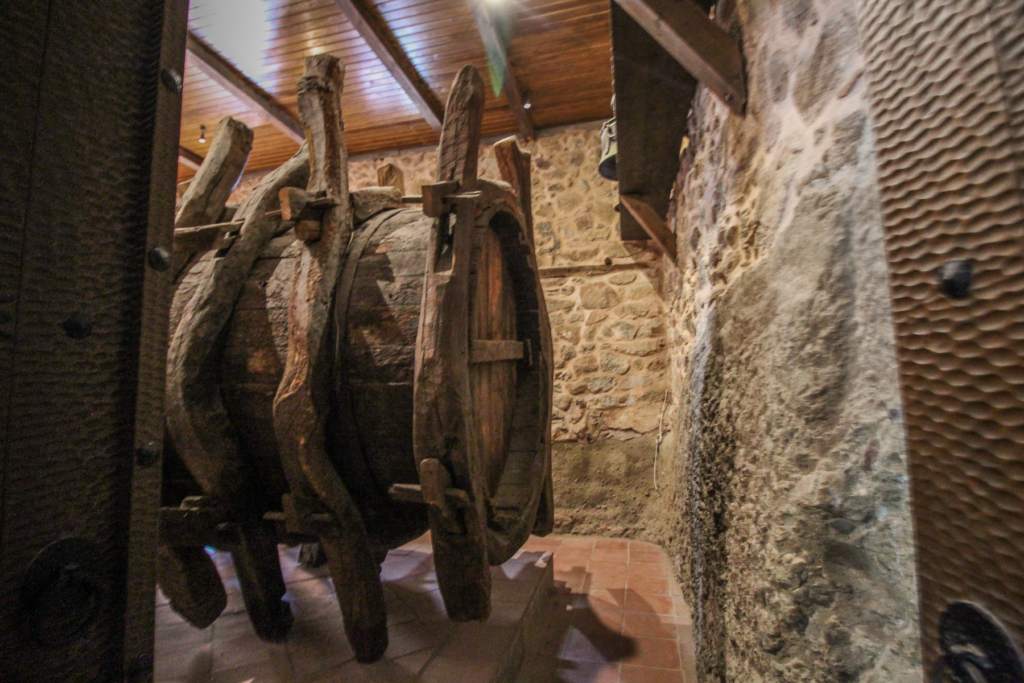 Varlaam-klostret i Meteora, historisk kloster i Grækenland, ortodokst munkekloster på klippetop, Meteora klostre, seværdighed i Grækenland, UNESCO verdensarv Meteora, udsigtspunkter i Meteora, oplevelser i det centrale Grækenland, klostre i bjergene, kultur og historie i Meteora, Varlaam Meteora kloster, religiøs arkitektur i Grækenland, smukkeste steder i Meteora, must-see klostre i Grækenland.
