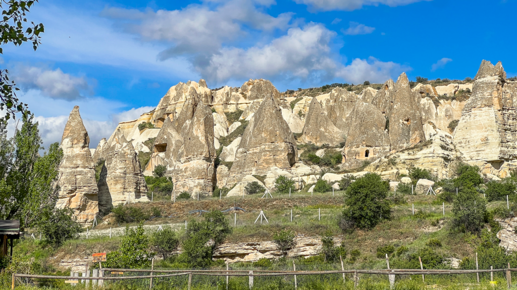 Zelve Open Air Museum i Kappadokien, historisk huleby i vulkansk klippelandskab, seværdigheder i Cappadocia, oplevelser i det centrale Tyrkiet, gamle boliger og kirker hugget i sten, forladt klippeby med autentisk atmosfære, kulturarv og byzantinsk historie, fe-skorstene og huleformationer, kristen og muslimsk sameksistens, naturoplevelser og arkæologi, must-see i Kappadokien, stemningsfuldt frilandsmuseum, historisk liv i klippehuler, skjulte dale og grotter i Anatolien.