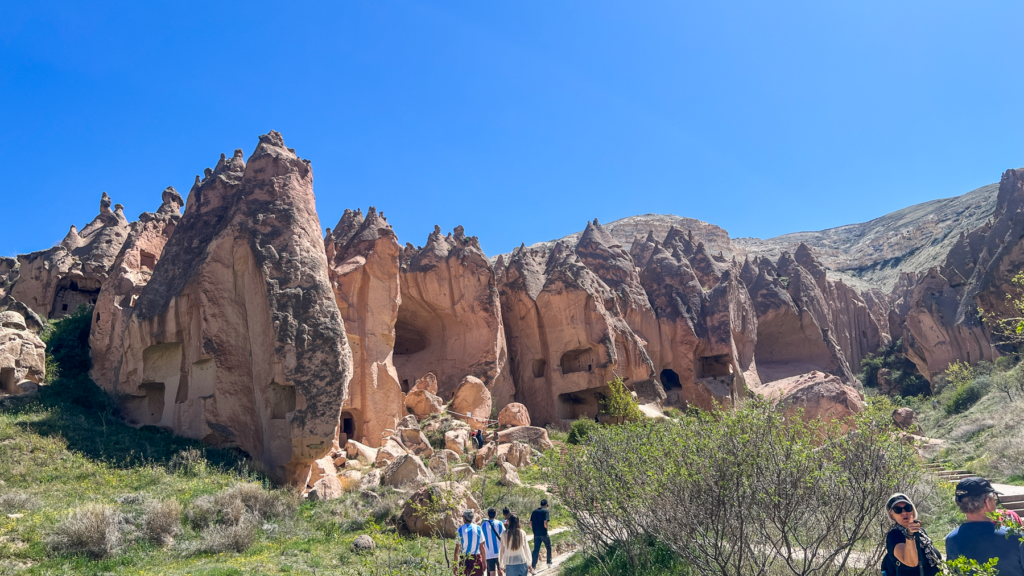 Zelve Open Air Museum i Kappadokien, historisk huleby i vulkansk klippelandskab, seværdigheder i Cappadocia, oplevelser i det centrale Tyrkiet, gamle boliger og kirker hugget i sten, forladt klippeby med autentisk atmosfære, kulturarv og byzantinsk historie, fe-skorstene og huleformationer, kristen og muslimsk sameksistens, naturoplevelser og arkæologi, must-see i Kappadokien, stemningsfuldt frilandsmuseum, historisk liv i klippehuler, skjulte dale og grotter i Anatolien.