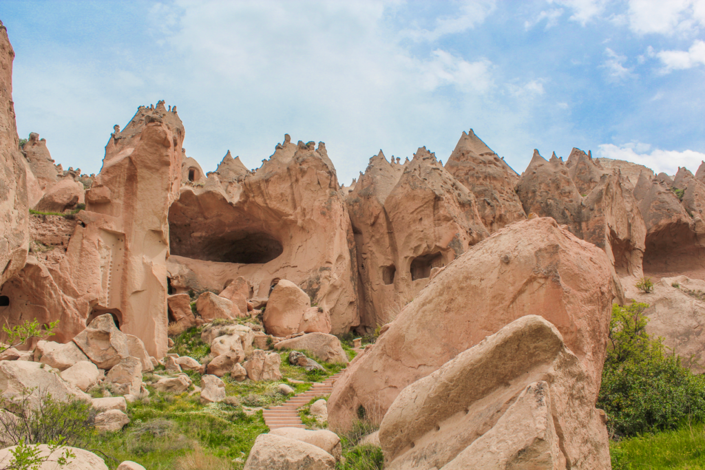 Zelve Open Air Museum i Kappadokien, historisk huleby i vulkansk klippelandskab, seværdigheder i Cappadocia, oplevelser i det centrale Tyrkiet, gamle boliger og kirker hugget i sten, forladt klippeby med autentisk atmosfære, kulturarv og byzantinsk historie, fe-skorstene og huleformationer, kristen og muslimsk sameksistens, naturoplevelser og arkæologi, must-see i Kappadokien, stemningsfuldt frilandsmuseum, historisk liv i klippehuler, skjulte dale og grotter i Anatolien.