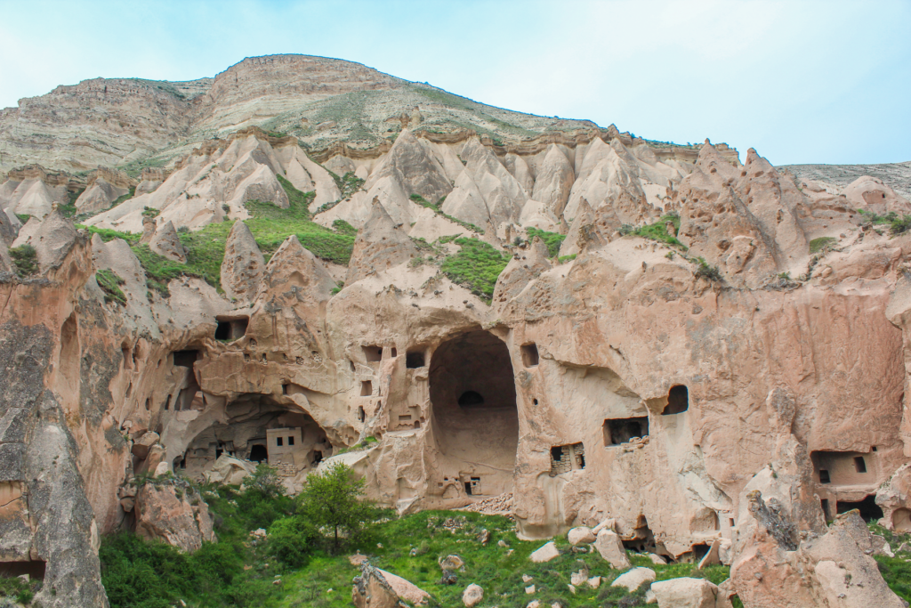 Klosteret i Zelve-dalen, klippekloster i Kappadokien, historisk klosterkompleks hugget i vulkansk sten, kristen munkekultur i Anatolien, religiøst centrum i det centrale Tyrkiet, klosterliv blandt fe-skorstene, oplevelser i Zelve Open Air Museum, munkeceller og fællesrum i klippen, byzantinsk arv i Cappadocia, skjulte rum og hulegange, dagligliv og tro i klostermiljøet, stille åndeligt sted i Zelve-dalens landskab, anatolsk kulturarv med religiøs dybde, seværdighed for historie- og kulturinteresserede.