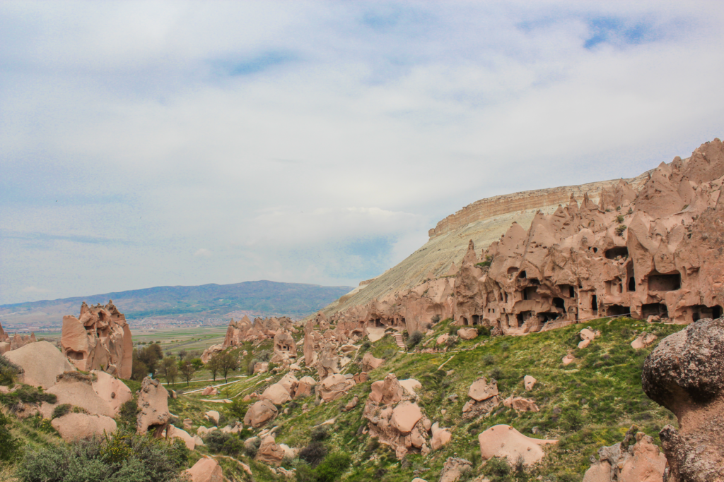 Zelve Open Air Museum i Kappadokien, historisk huleby i vulkansk klippelandskab, seværdigheder i Cappadocia, oplevelser i det centrale Tyrkiet, gamle boliger og kirker hugget i sten, forladt klippeby med autentisk atmosfære, kulturarv og byzantinsk historie, fe-skorstene og huleformationer, kristen og muslimsk sameksistens, naturoplevelser og arkæologi, must-see i Kappadokien, stemningsfuldt frilandsmuseum, historisk liv i klippehuler, skjulte dale og grotter i Anatolien.