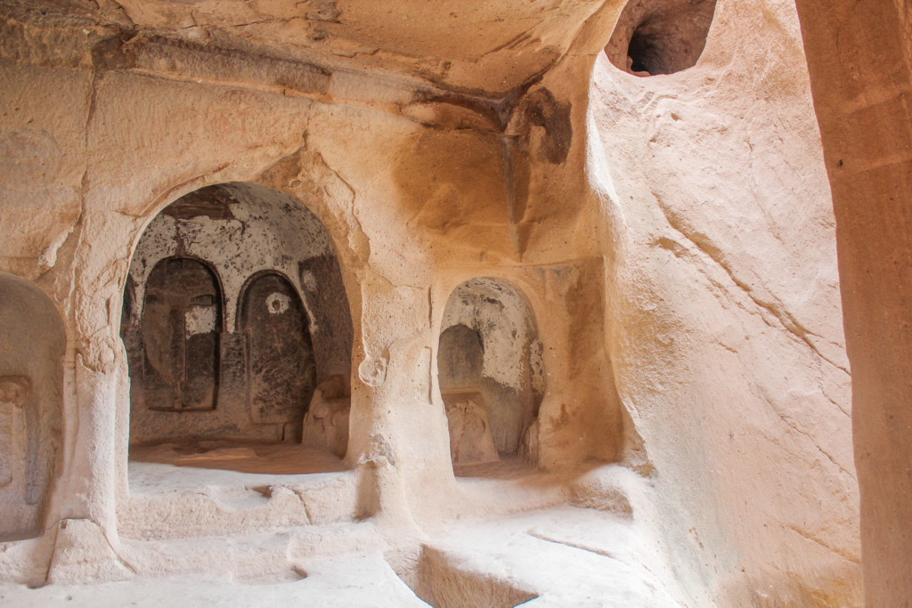 Balıklı ve Üzümlü Kirke i Zelve-dalen, historisk hulekirke i Kappadokien, kirke hugget i klippe, kristen arv i Anatolien, byzantinsk kirkerum med symboler af fisk (balık) og druer (üzüm), navngivet efter fresker og dekorationer i loft og vægge, religiøse motiver fra tidlig kristendom, skjult kirke i Zelve Open Air Museum, seværdigheder i Cappadocia, fredfyldt kirkerum i vulkansk landskab, oplevelser for historie- og kulturinteresserede, hulekirker og klippeliv i Tyrkiet, unikt stop på vandretur gennem Zelve-dalen.
