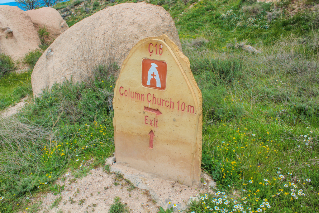 Column-kirken i Zelve-dalen, klippeskåret kirke med søjler i Kappadokien, arkitektonisk særpræget hulekirke, kristen arv i det centrale Tyrkiet, byzantinsk kirkearkitektur hugget i sten, søjledekorationer udhugget direkte i klippen, religiøst centrum i Zelve Open Air Museum, spirituel atmosfære og historiske detaljer, seværdighed i Cappadocia, skjult kirkerum med unikke former, anatolsk kulturarv og kristen historie, oplevelser i Zelve-dalen, kirkekunst i vulkansk landskab, fredfyldt og historisk helligsted i Zelve.