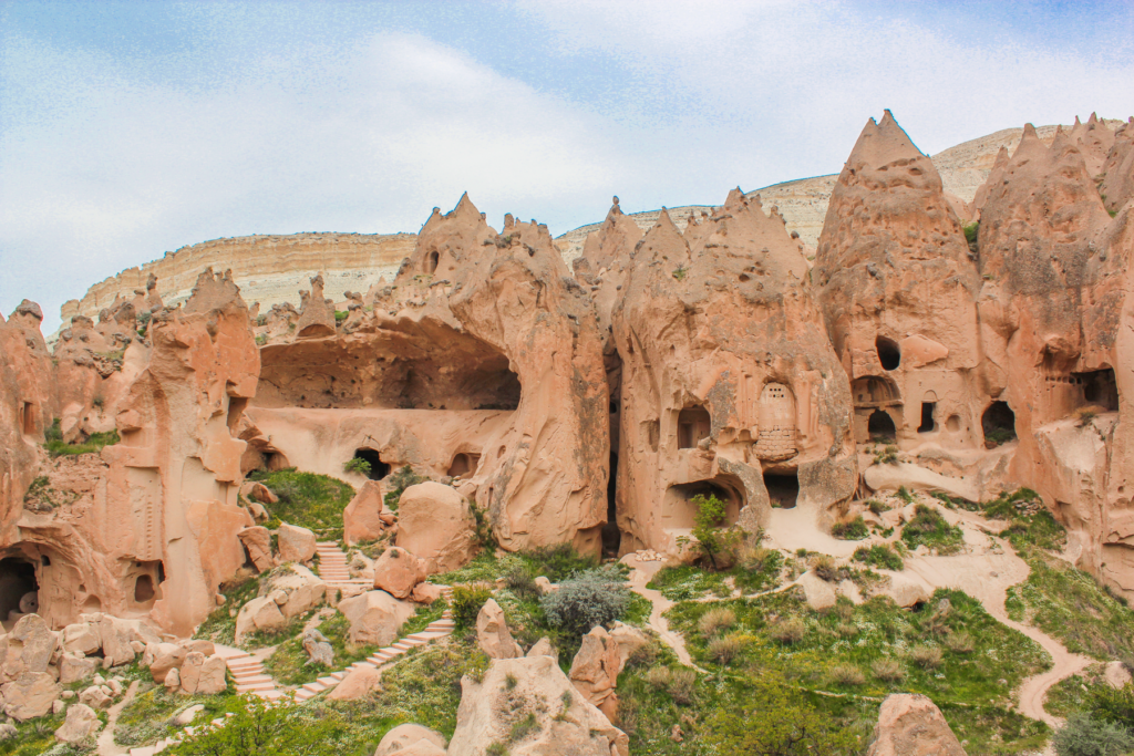 Zelve Open Air Museum i Kappadokien, historisk huleby i vulkansk klippelandskab, seværdigheder i Cappadocia, oplevelser i det centrale Tyrkiet, gamle boliger og kirker hugget i sten, forladt klippeby med autentisk atmosfære, kulturarv og byzantinsk historie, fe-skorstene og huleformationer, kristen og muslimsk sameksistens, naturoplevelser og arkæologi, must-see i Kappadokien, stemningsfuldt frilandsmuseum, historisk liv i klippehuler, skjulte dale og grotter i Anatolien.