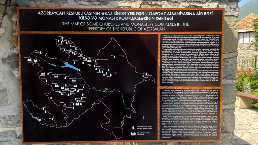 kirker i aserbajdsjan, Kish Kirken i Azerbaijan, gammel stenbygget kirke i Kaukasus, historisk kirke i Kish landsbyen, kristen arv i Azerbaijan, Kaukasiens ældste kirke, religiøs seværdighed nær Shaki, albansk-kristen arkitektur, apostolsk historie i Kaukasus, must-see i det nordlige Azerbaijan, smukt restaureret kirke i grønne omgivelser, kulturarv fra det tidlige kristendom, Seværdigheder i Aserbajdsjan, oplevelser i Kaukasus, historiske steder i Aserbajdsjan, Kish kirken i Shaki-regionen,