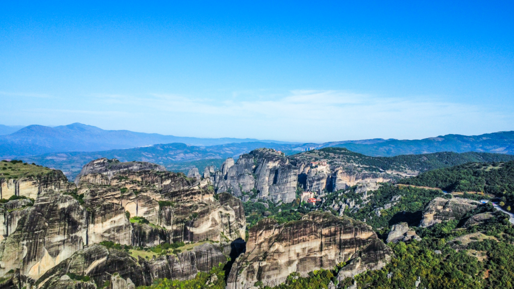 Grand Meteoro-klosteret i Meteora, Megalo Meteoro kloster i Grækenland, største kloster i Meteora, ortodokst munkekloster på klippetop, historisk kloster i Grækenland, UNESCO verdensarv Meteora, Meteora klostre, seværdigheder i det centrale Grækenland, oplevelser i Meteora, klostre i bjergene, Grand Meteoro med museum og kirke, must-see kloster i Meteora, smukkeste steder i Grækenland, religiøs historie og arkitektur.