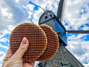 Stroopwafel, klassisk hollandsk sødme, traditionel kage fra Holland, to tynde vaffel-lag med karamelsirup imellem, populær snack i hele Nederlandene, opfundet i Gouda i 1800-tallet, street food og markedsfavorit, serveres ofte lun over en kop te eller kaffe, must-try hollandsk delikatesse, sprød og blød på én gang, ikonisk smag fra det hollandske køkken, oplevelser for madelskere i Holland, stroopwafels i gaveæsker og specialbutikker, sød souvenir fra Holland,