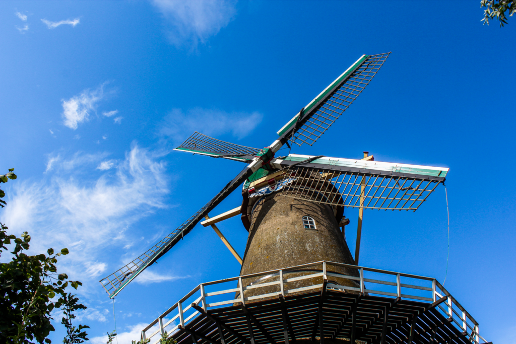 Vindmøller i Gouda, historiske møller i Holland, hollandsk kulturarv og landskabsbillede, traditionelle møller i Gouda og omegn, seværdigheder for besøgende i Sydholland, møllernes rolle i vandstyring og kornmaling, ikoniske symboler på hollandsk ingeniørkunst, oplevelser i det hollandske landskab, fotospots med møller og grønne marker, historie og funktion bag de gamle møllebyggerier, lokale møller som museumssteder og arbejdende kulturarv, must-see for Holland-rejsende, Gouda og møllernes betydning for dagliglivet gennem århundreder.