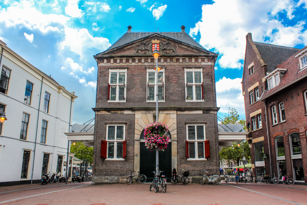 Goudse Waag museet, historisk vægthus i Gouda, seværdighed i Holland, tidligere vejestation for ost, museum for Gouda-ostens historie, oplevelser i Gouda bymidte, smuk renæssancebygning fra 1600-tallet, kulturarv i Sydholland, interaktive udstillinger om ostemarkedet, håndværk og handel i hollandsk historie, must-see for osteelskere, rejseoplevelser i Gouda, museumsbesøg i charmerende omgivelser, Goudse Waag som symbol på byens stolte ostetraditioner.