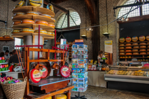 Goudse Waag museet, historisk vægthus i Gouda, seværdighed i Holland, tidligere vejestation for ost, museum for Gouda-ostens historie, oplevelser i Gouda bymidte, smuk renæssancebygning fra 1600-tallet, kulturarv i Sydholland, interaktive udstillinger om ostemarkedet, håndværk og handel i hollandsk historie, must-see for osteelskere, rejseoplevelser i Gouda, museumsbesøg i charmerende omgivelser, Goudse Waag som symbol på byens stolte ostetraditioner.