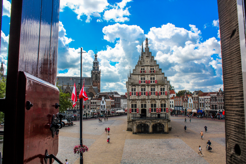 Goudse Waag museet, historisk vægthus i Gouda, seværdighed i Holland, tidligere vejestation for ost, museum for Gouda-ostens historie, oplevelser i Gouda bymidte, smuk renæssancebygning fra 1600-tallet, kulturarv i Sydholland, interaktive udstillinger om ostemarkedet, håndværk og handel i hollandsk historie, must-see for osteelskere, rejseoplevelser i Gouda, museumsbesøg i charmerende omgivelser, Goudse Waag som symbol på byens stolte ostetraditioner.