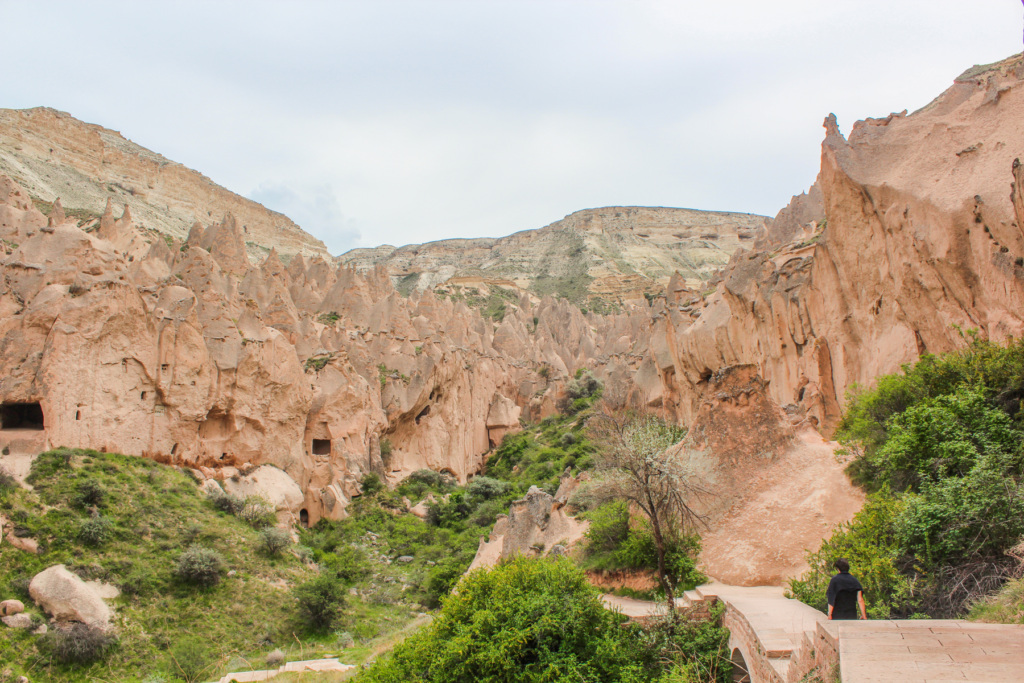 Zelve Open Air Museum i Kappadokien, historisk huleby i vulkansk klippelandskab, seværdigheder i Cappadocia, oplevelser i det centrale Tyrkiet, gamle boliger og kirker hugget i sten, forladt klippeby med autentisk atmosfære, kulturarv og byzantinsk historie, fe-skorstene og huleformationer, kristen og muslimsk sameksistens, naturoplevelser og arkæologi, must-see i Kappadokien, stemningsfuldt frilandsmuseum, historisk liv i klippehuler, skjulte dale og grotter i Anatolien.