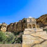 Diri Baba Helligdommen, mausoleum i Azerbaijan, historisk gravmæle nær landsbyen Maraza, seværdighed i Gobustan-regionen, indbygget i klippevæggen, mystisk og smuk arkitektur fra 1400-tallet, sufisk pilgrimssted, islamisk helligdom i Kaukasus, Diri Baba Mausoleum med åndelig betydning, kulturelt vartegn i det centrale Azerbaijan, oplevelser mellem natur og historie, spirituel stemning og arkitektonisk mesterværk, seværdigheder i Azerbaijan, pilgrimsrejse Azerbaijan, hellige steder i Azerbaijan
