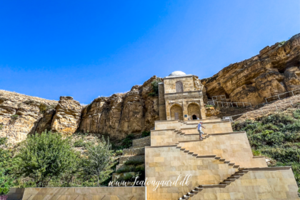 Diri Baba Helligdommen, mausoleum i Azerbaijan, historisk gravmæle nær landsbyen Maraza, seværdighed i Gobustan-regionen, indbygget i klippevæggen, mystisk og smuk arkitektur fra 1400-tallet, sufisk pilgrimssted, islamisk helligdom i Kaukasus, Diri Baba Mausoleum med åndelig betydning, kulturelt vartegn i det centrale Azerbaijan, oplevelser mellem natur og historie, spirituel stemning og arkitektonisk mesterværk, seværdigheder i Azerbaijan, pilgrimsrejse Azerbaijan, hellige steder i Azerbaijan