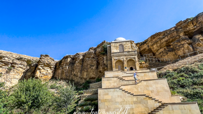 Diri Baba Helligdommen, mausoleum i Azerbaijan, historisk gravmæle nær landsbyen Maraza, seværdighed i Gobustan-regionen, indbygget i klippevæggen, mystisk og smuk arkitektur fra 1400-tallet, sufisk pilgrimssted, islamisk helligdom i Kaukasus, Diri Baba Mausoleum med åndelig betydning, kulturelt vartegn i det centrale Azerbaijan, oplevelser mellem natur og historie, spirituel stemning og arkitektonisk mesterværk, seværdigheder i Azerbaijan, pilgrimsrejse Azerbaijan, hellige steder i Azerbaijan