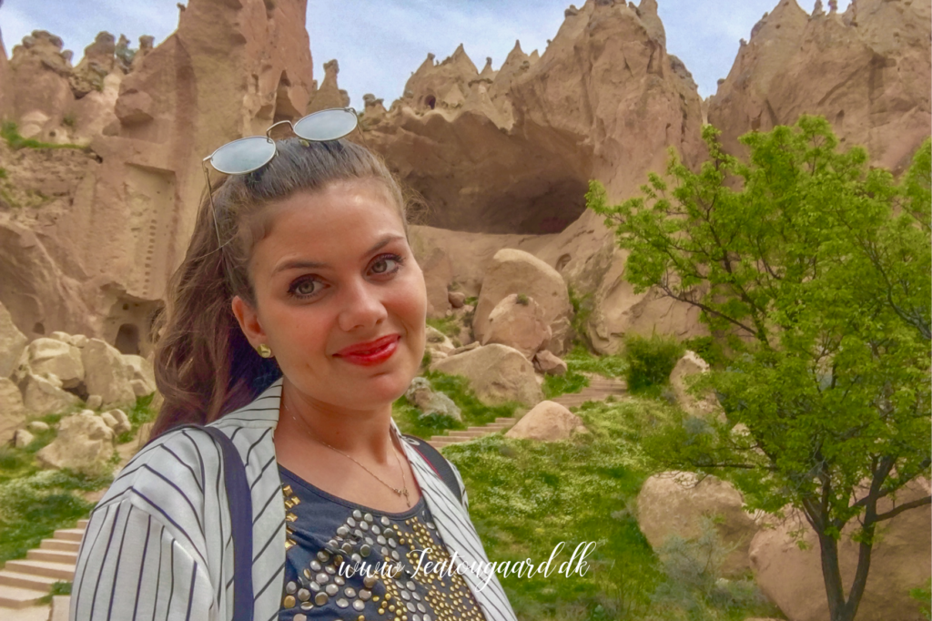 Zelve Open Air Museum i Kappadokien, historisk huleby i vulkansk klippelandskab, seværdigheder i Cappadocia, oplevelser i det centrale Tyrkiet, gamle boliger og kirker hugget i sten, forladt klippeby med autentisk atmosfære, kulturarv og byzantinsk historie, fe-skorstene og huleformationer, kristen og muslimsk sameksistens, naturoplevelser og arkæologi, must-see i Kappadokien, stemningsfuldt frilandsmuseum, historisk liv i klippehuler, skjulte dale og grotter i Anatolien.